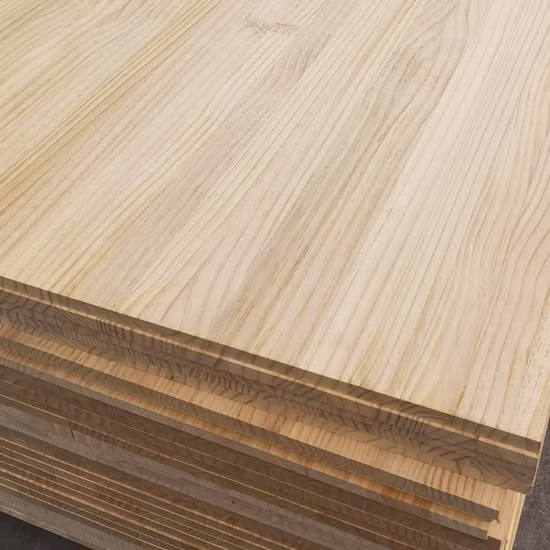 AA Ab ist ein leicht zu schnitzendes, keilverleimtes Brett aus Kiefernholz für die Sockelleiste